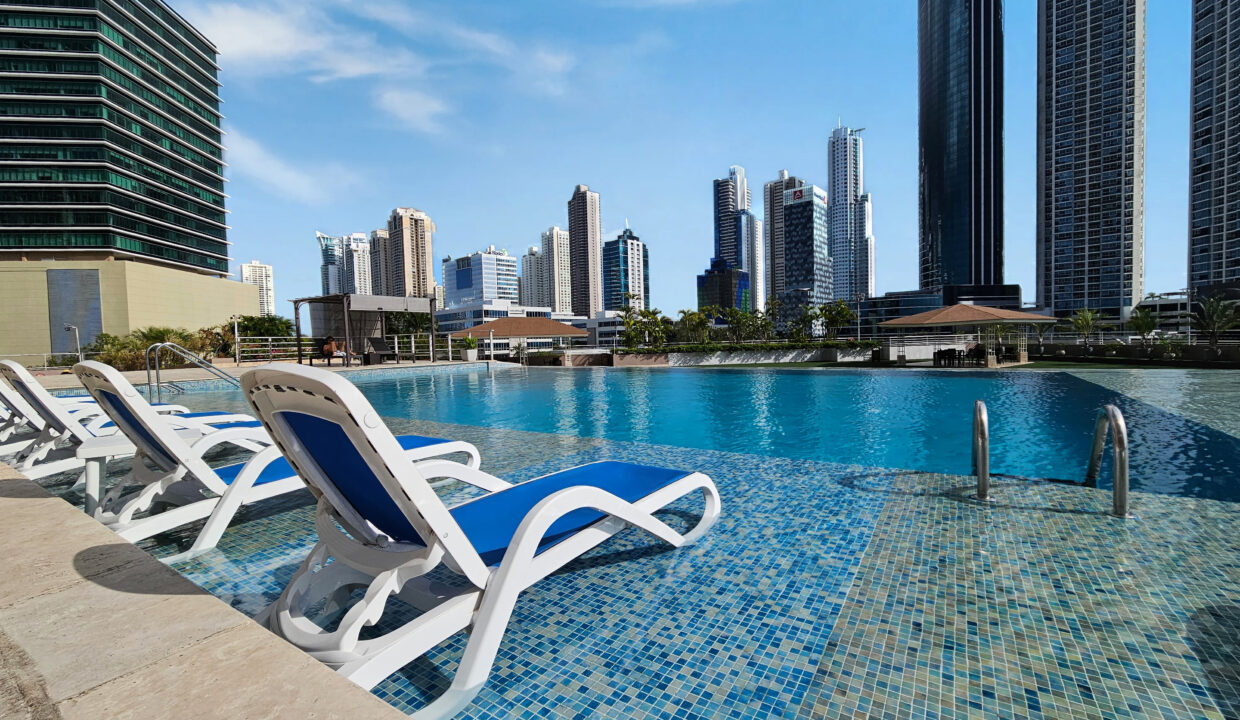 HOR - Piscina hacia Edificios (1)